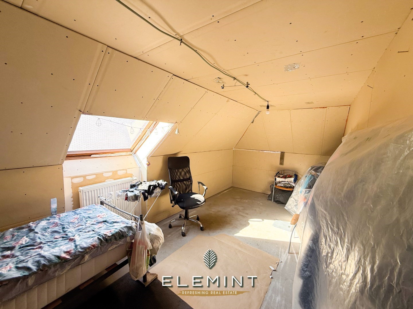 Heel ruim halfopen bebouwing met 4 slaapkamers en garage 