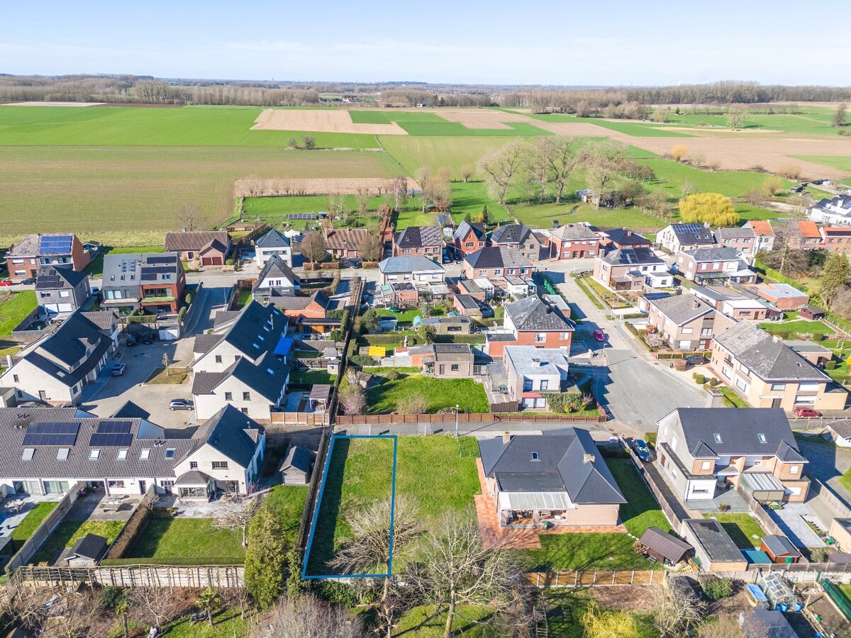Rustig gelegen bouwgrond voor HOB met ZW oriëntatie te Hillegem 