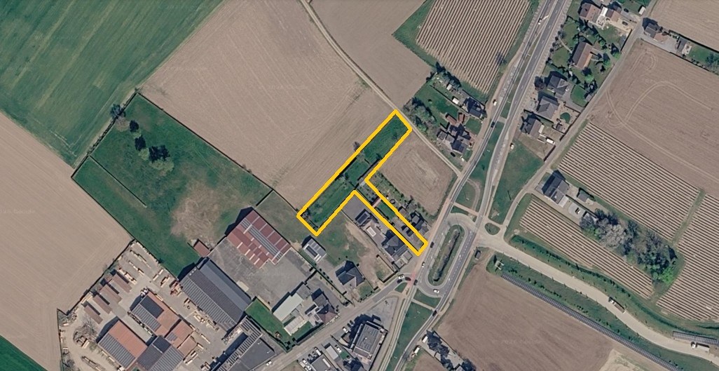 Karaktervolle, halfvrijstaande woning op 7a 31ca met aangrenzend weiland van 16a 50ca. 