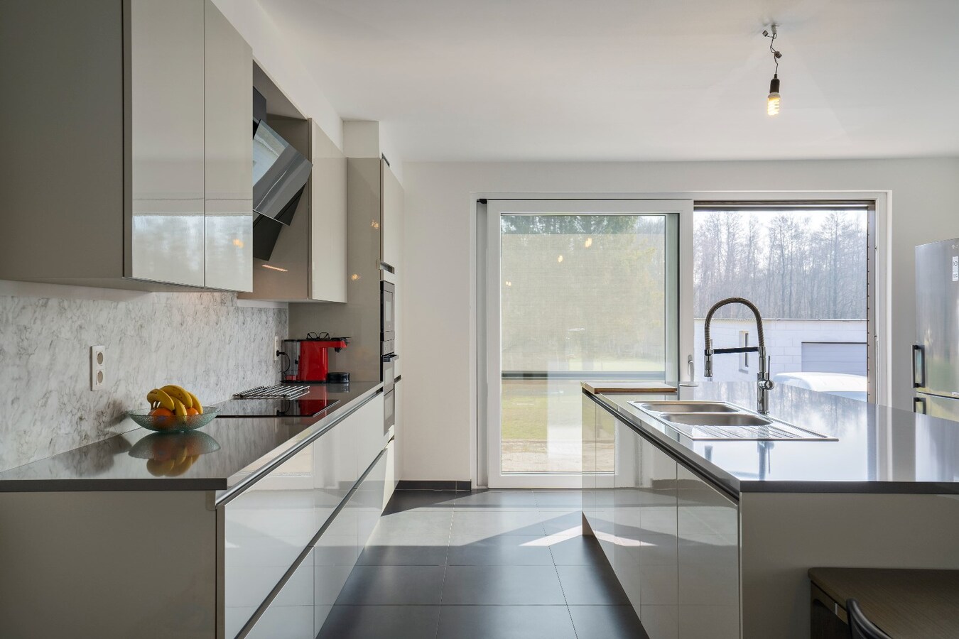 Gerenoveerde woning met drie slaapkamers op groot perceel 