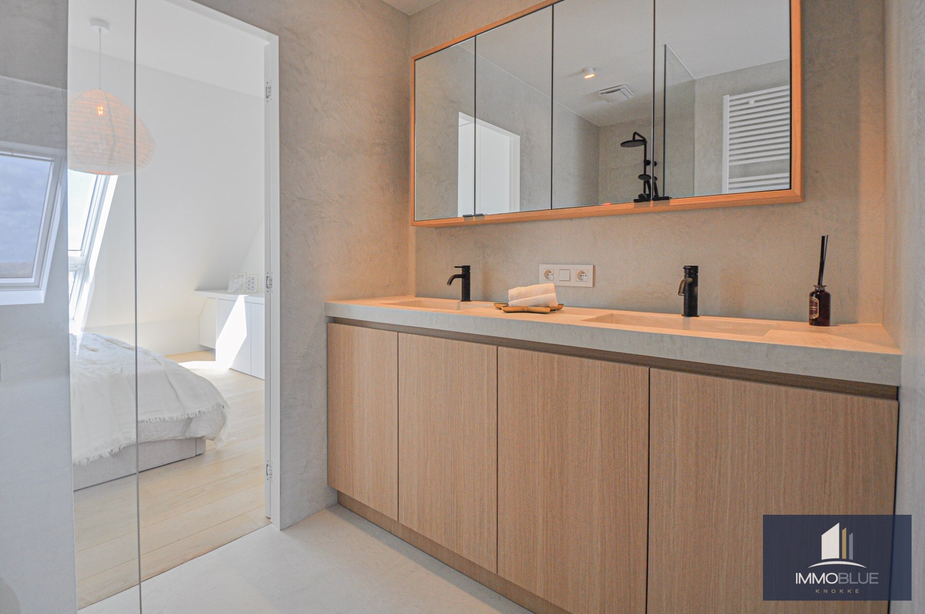 Appartement entièrement rénové avec une grande terrasse ensoleillée. 