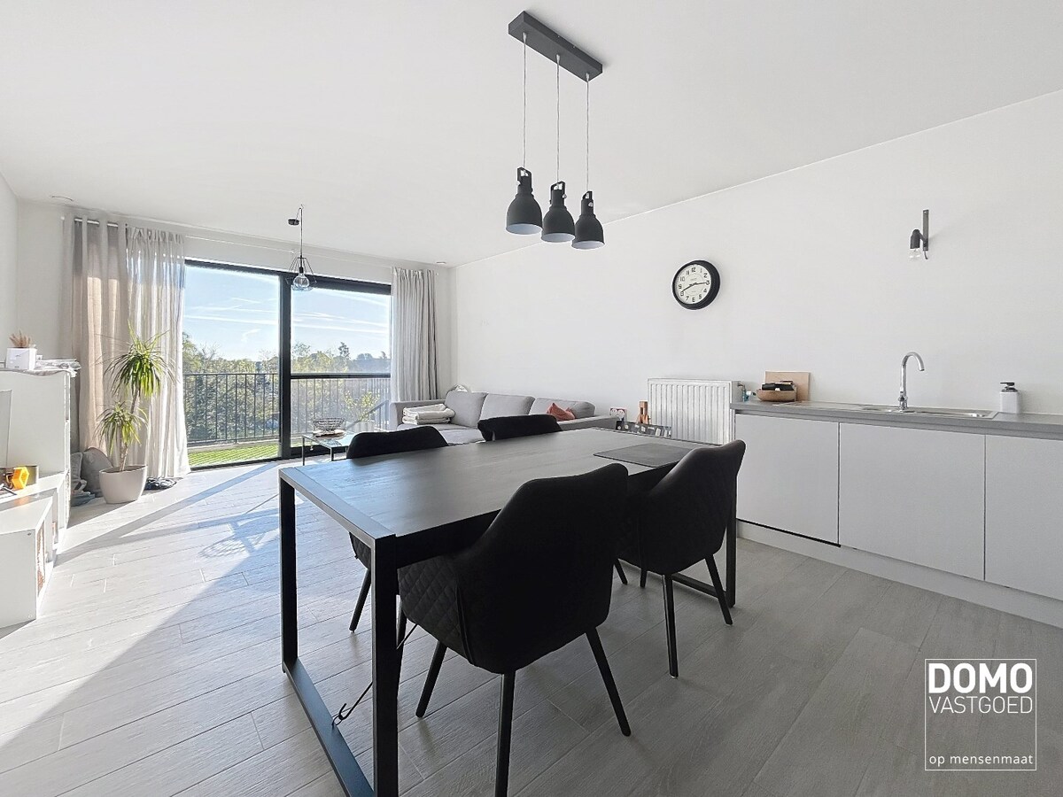 INSTAPKLAAR TWEE SLAAPKAMER APPARTEMENT MET TERRAS RUSTIG GELEGEN TE BOEKT (HEUSDEN-ZOLDER) 