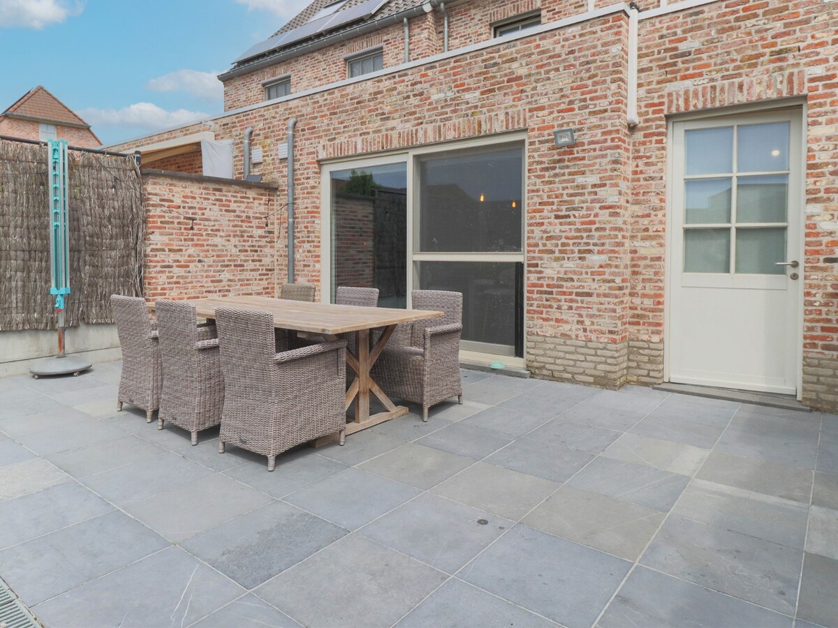 Instapklare recente woning met garage te koop in Heule ! 