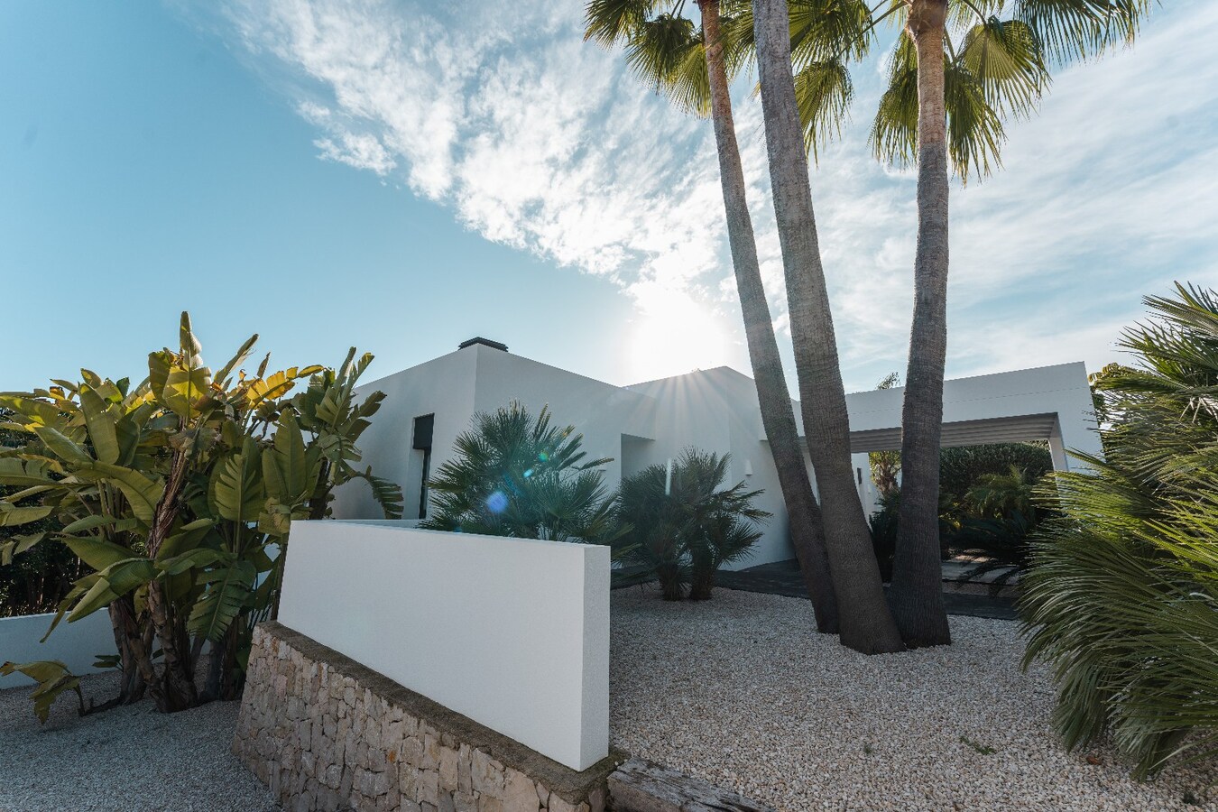 Deze uitzonderlijke villa biedt een unieke combinatie van luxe, volledige privacy en een prachtige zuidoriëntatie in het gegeerde Solpark. 