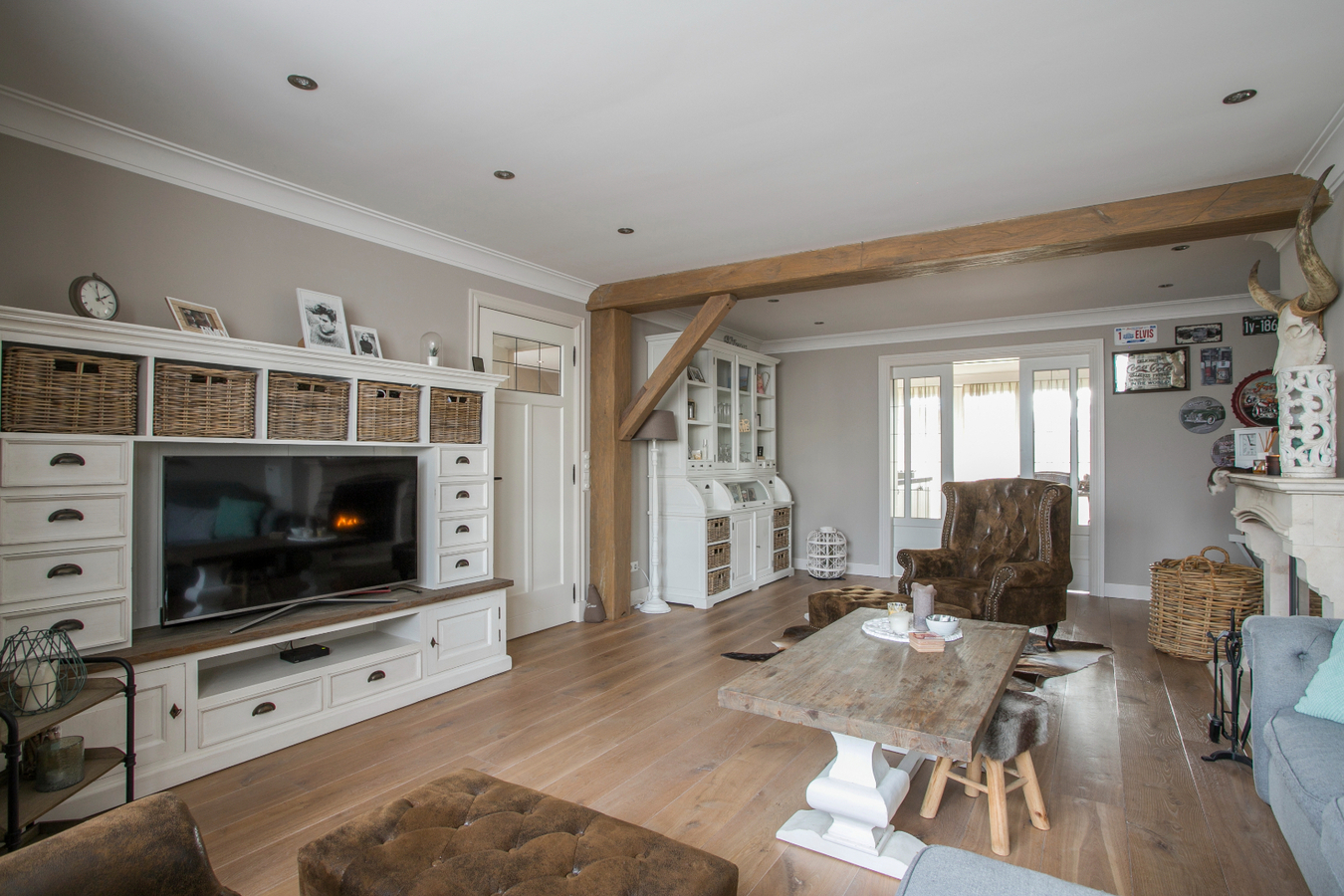 Vrijstaande, instapklare eengezinswoning met garage en carport afgewerkt in landelijke stijl. 