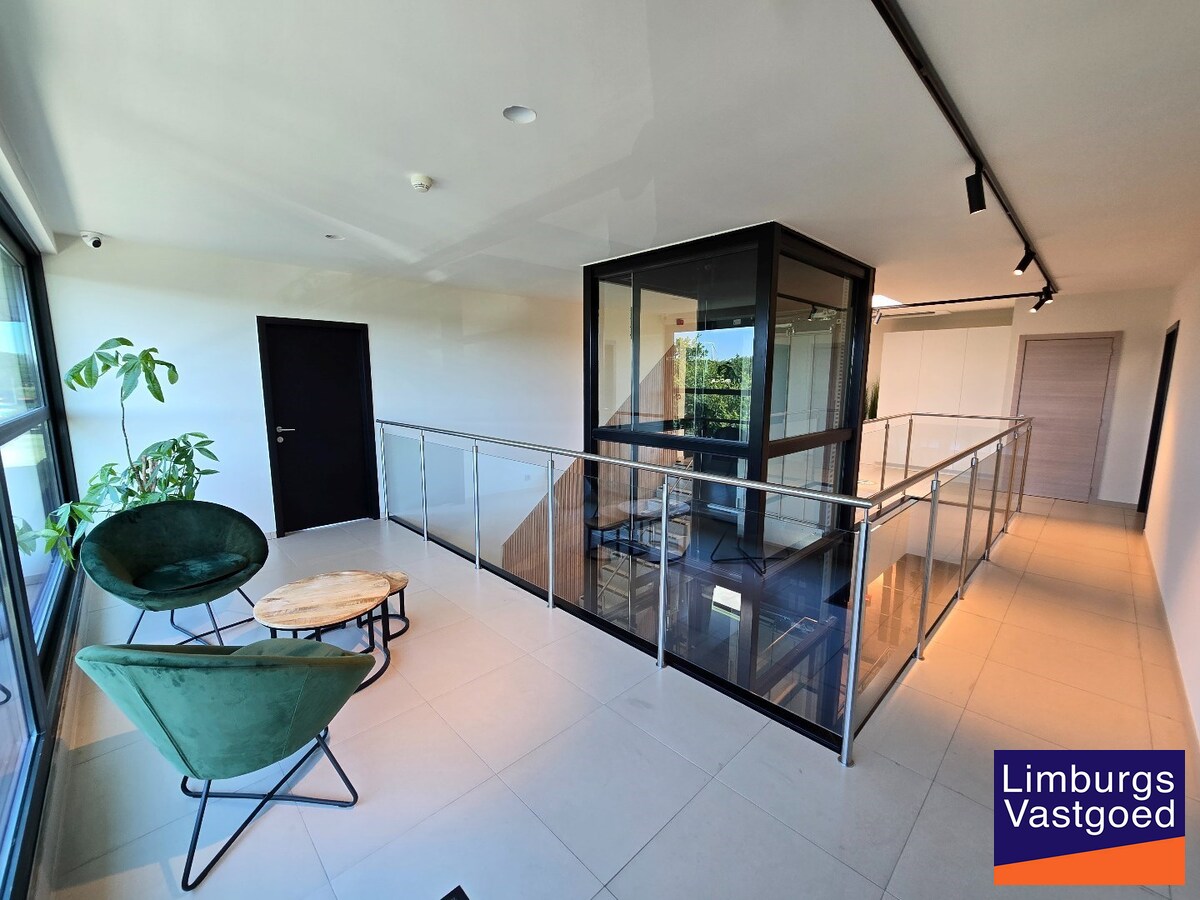 Terbeschikkingstelling van infrastructuur in vernieuwde kantoren met parking, v.a. 21 m², Genk-Noord 