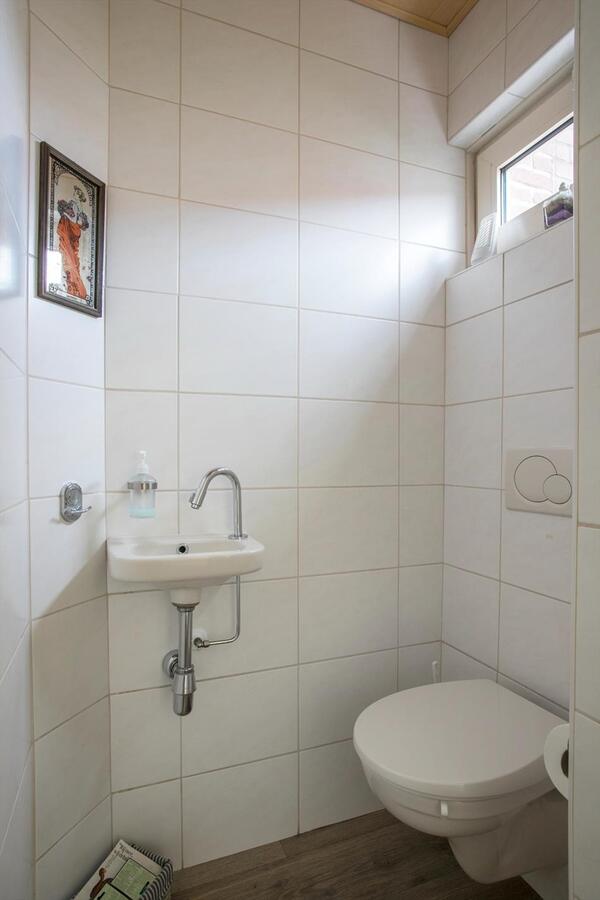 Nette 2-kapper met 4 slaapkamers en privacy biedende tuin gelegen op 346 m² ondergrond. 