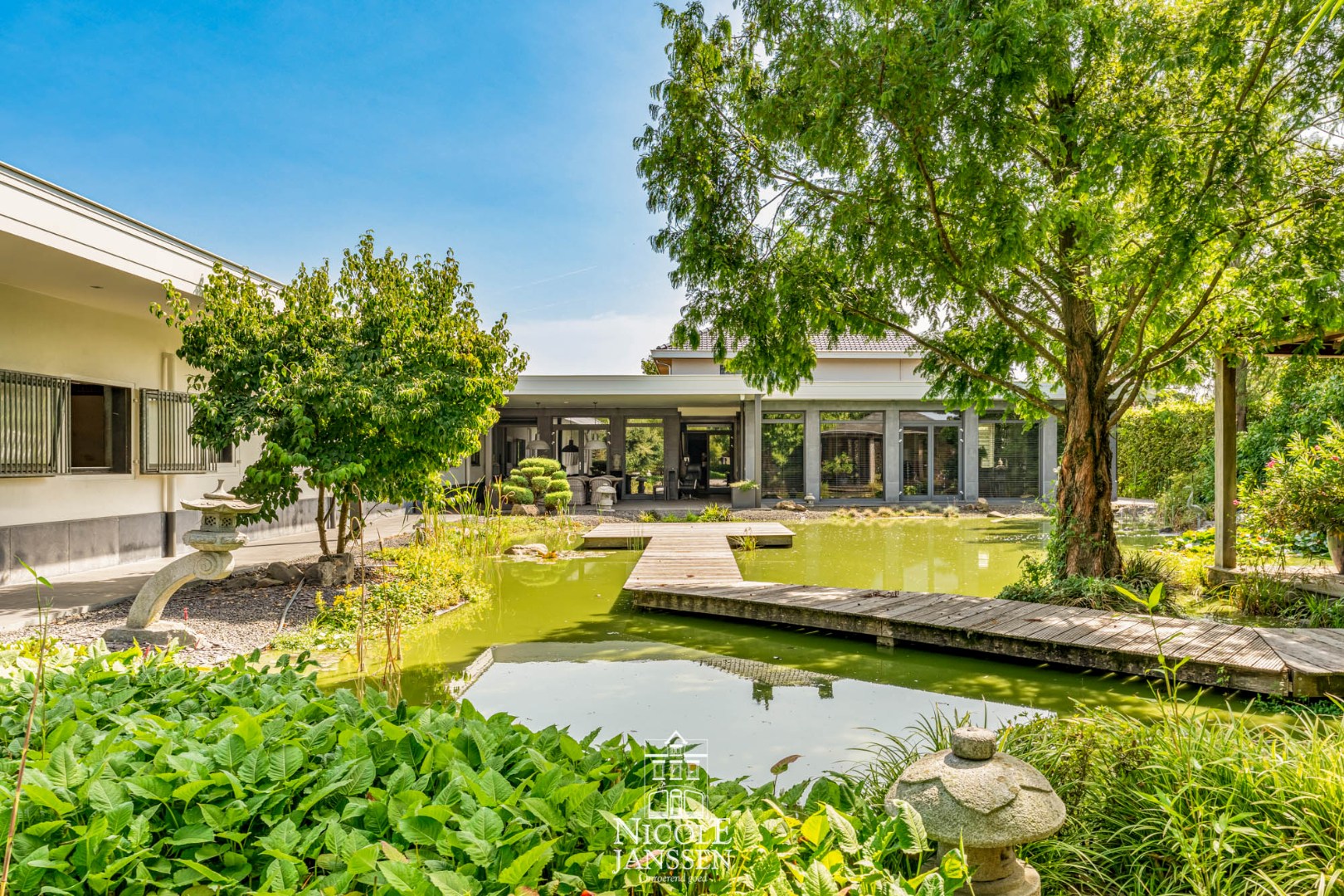 Mooi verzorgde tuin met siervijver