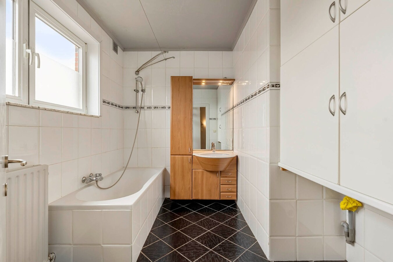 Comfortabel, zeer ruim appartement met 4 slaapkamers, terras en garage in het centrum van Neeroeteren! 