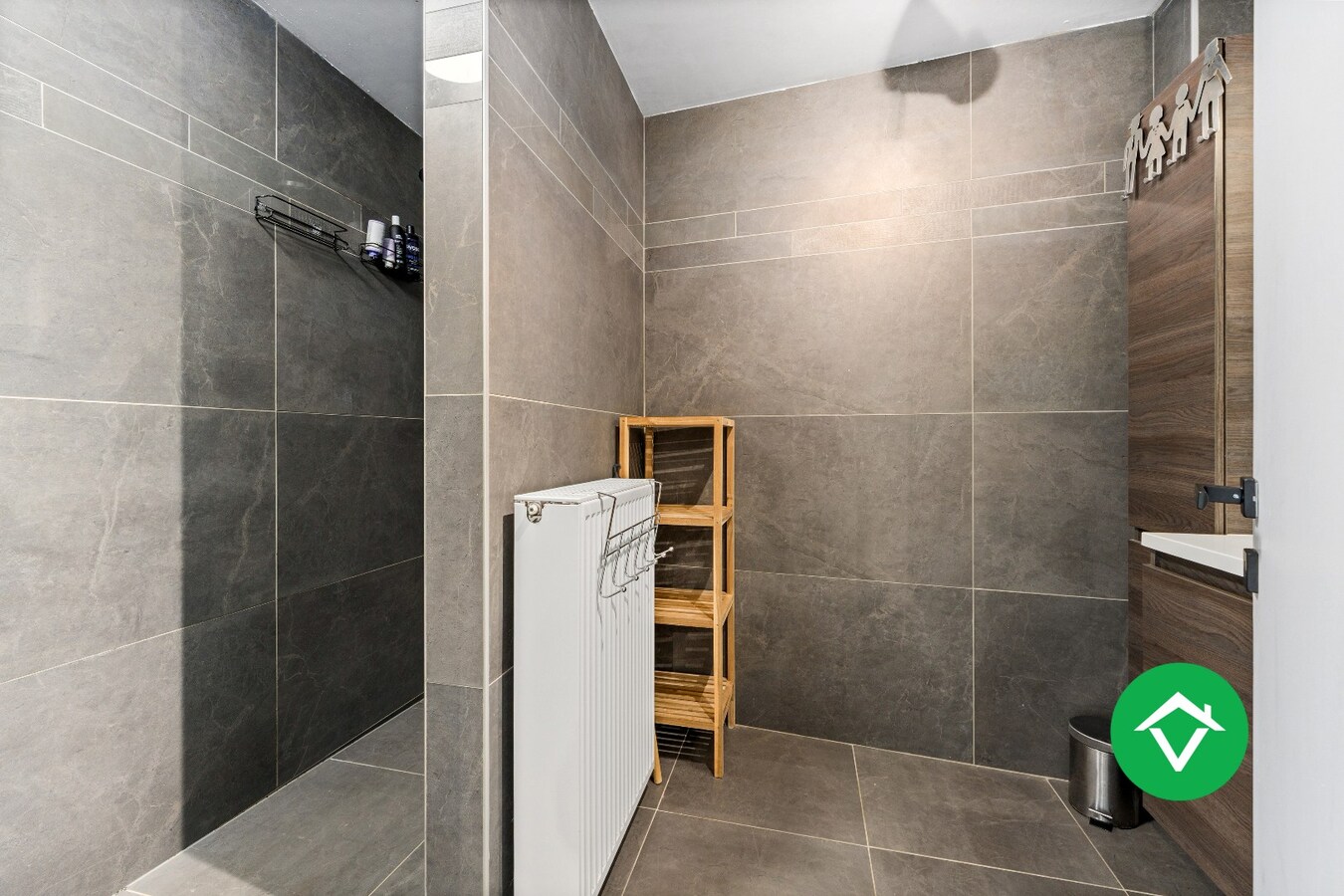 Instapklare nieuwbouwwoning met 5 slaapkamers en zonneterrassen op topligging in Eernegem 