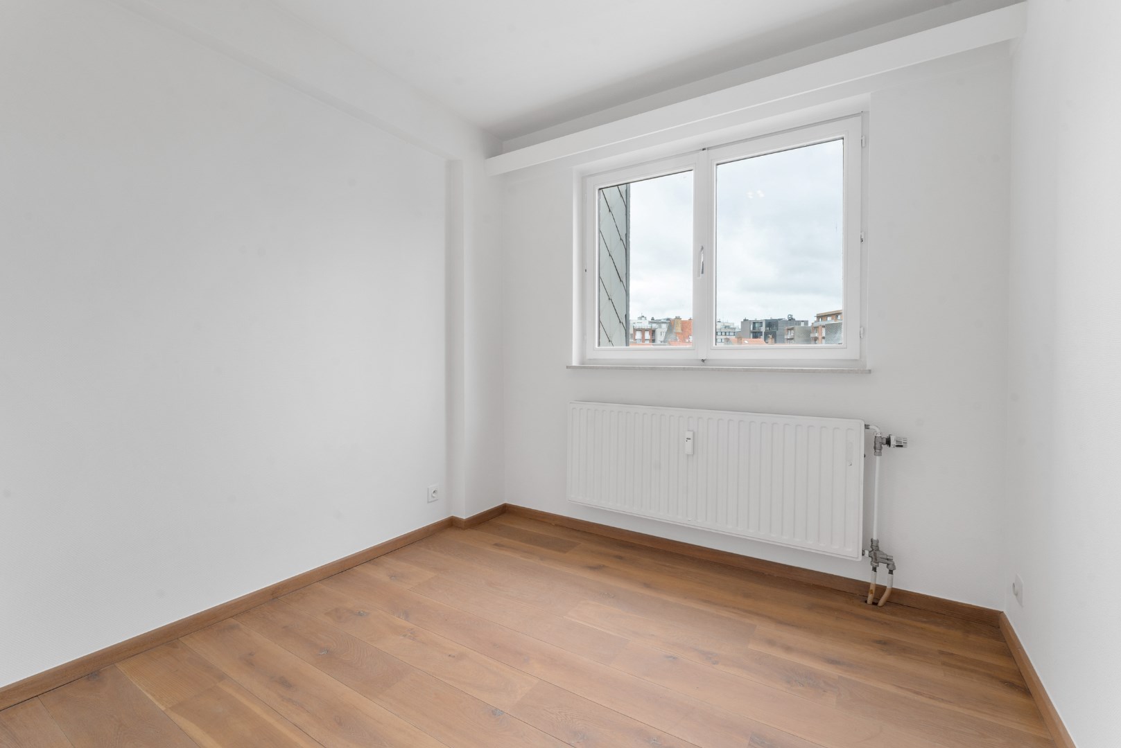 GERENOVEERD 2 SLP. APP. GELEGEN NABIJ PETIT PARIS EN LEOPOLD I PLEIN 