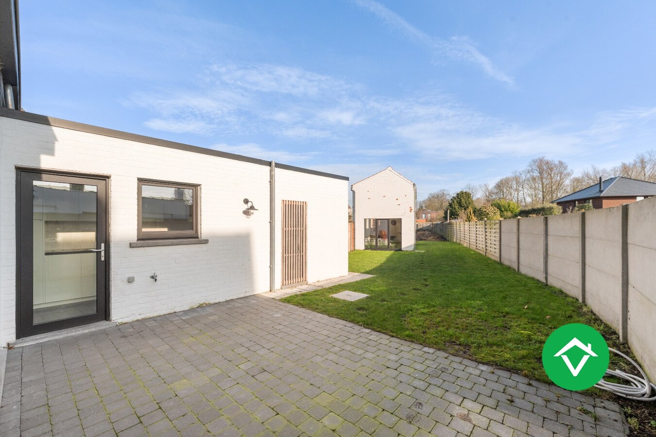 Volledig vernieuwde woning met 3 slaapkamers en bijgebouw in centrum Koekelare 