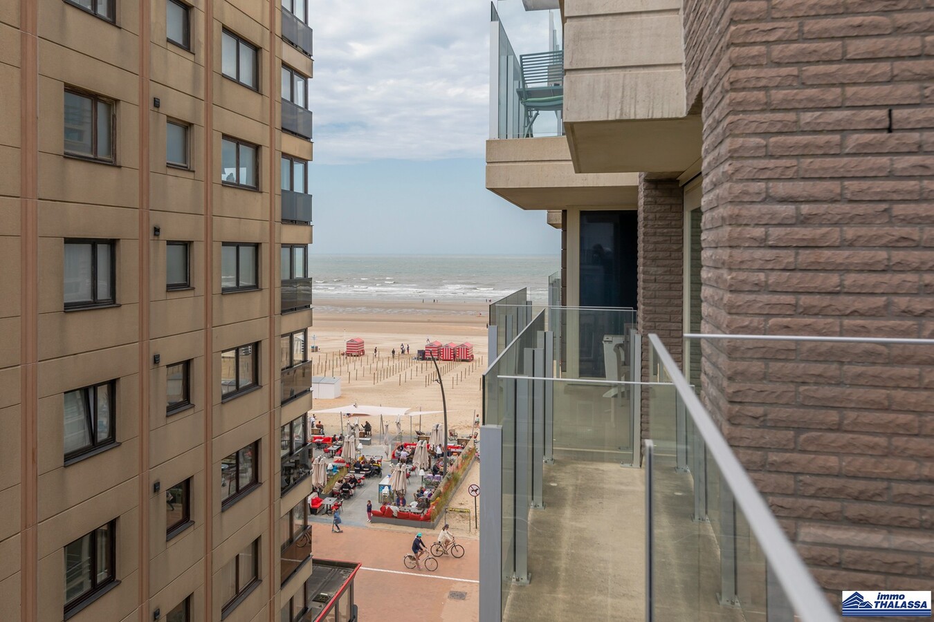 Appartement à la déco moderne situé au 5e étage, rue Ankerweg, à La Panne : un point de départ idéal pour profiter pleinement de la vie au bord de la mer. 