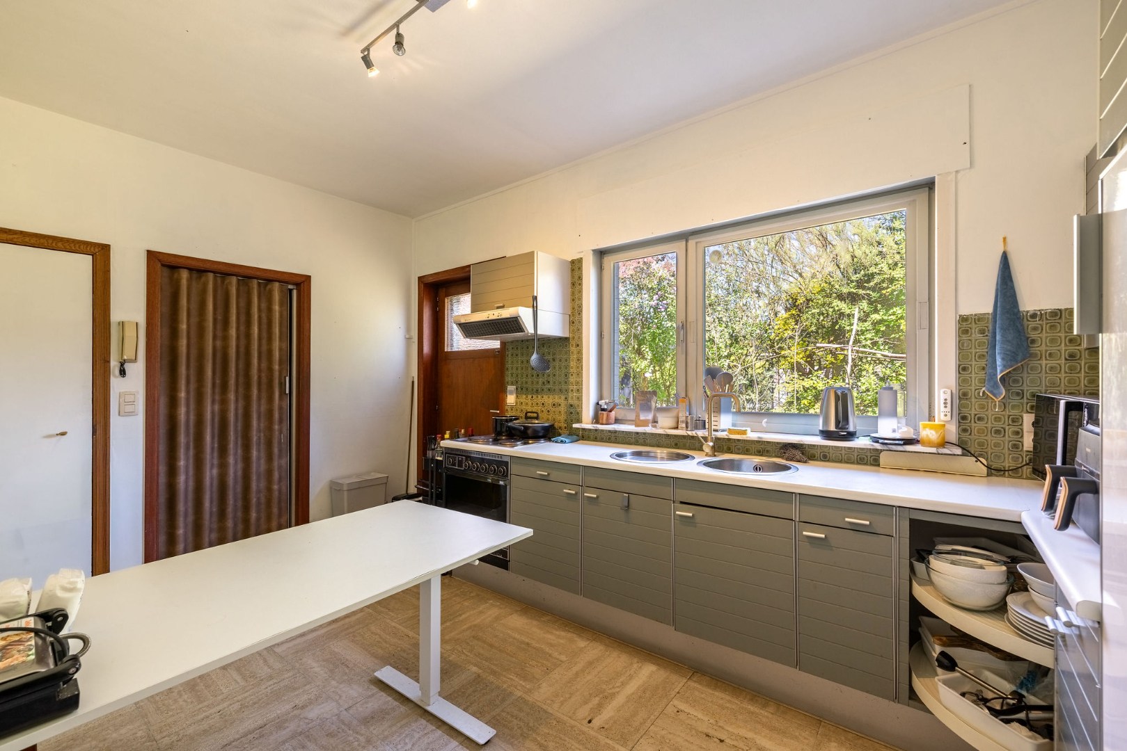 Karaktervolle villa met royale volumes op perceel van 1100m2 nabij de E40 