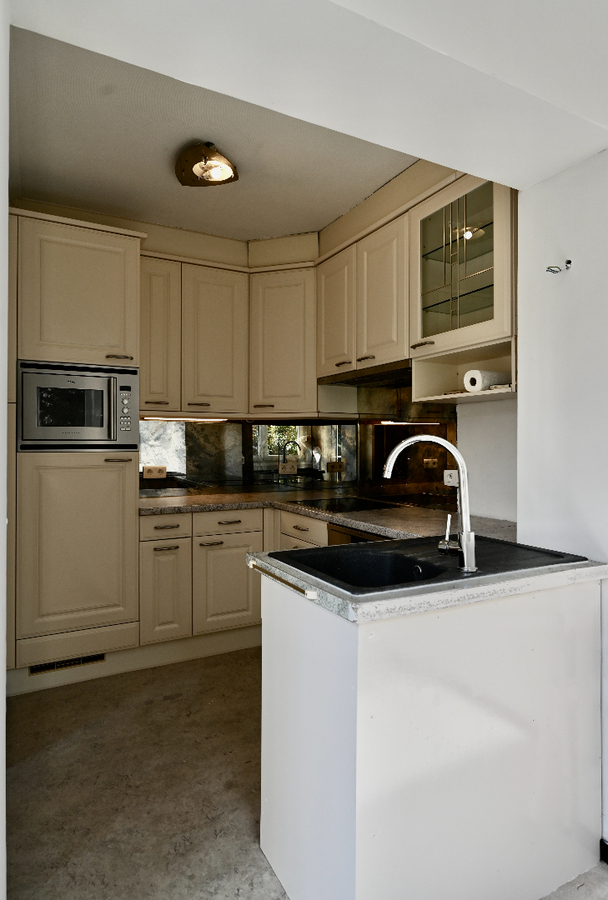 KNAPPE BEL-ETAGE WONING MET GARAGE EN ZUID-GERICHTE TUIN 