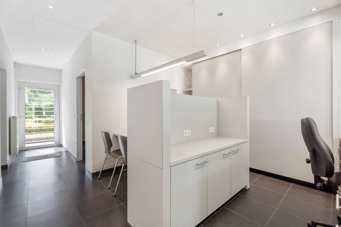Centraal gelegen handels(woning) met garage op 369m² in Merkem! 