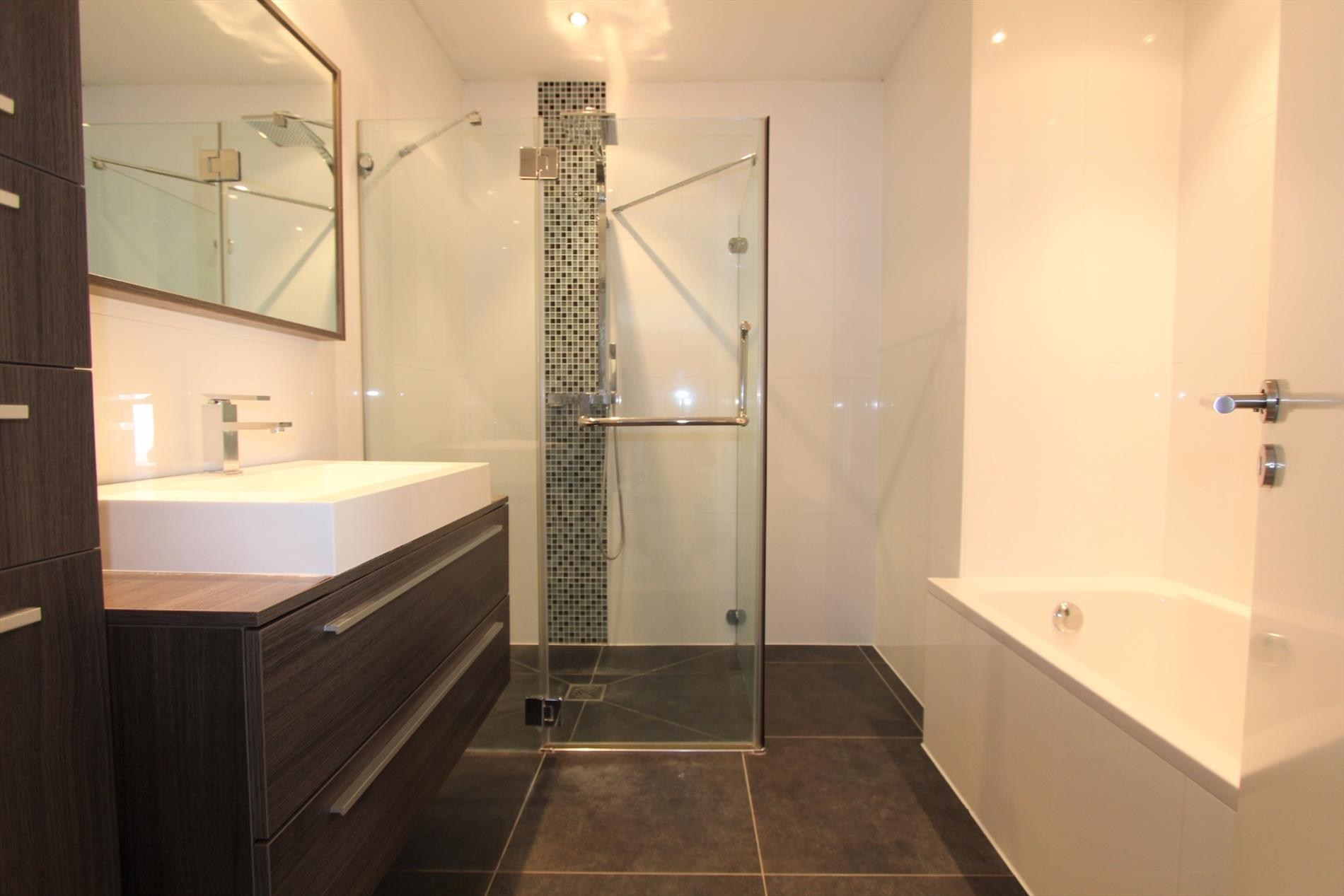 GELIJKVLOERS APPARTEMENT MET RUIM ZONNETERRAS EN GARAGE 