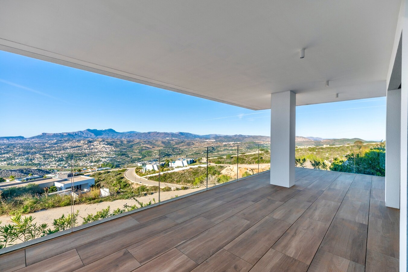 Een uitzonderlijke villa waar luxe, licht en panoramische waterzichten samenkomen. 