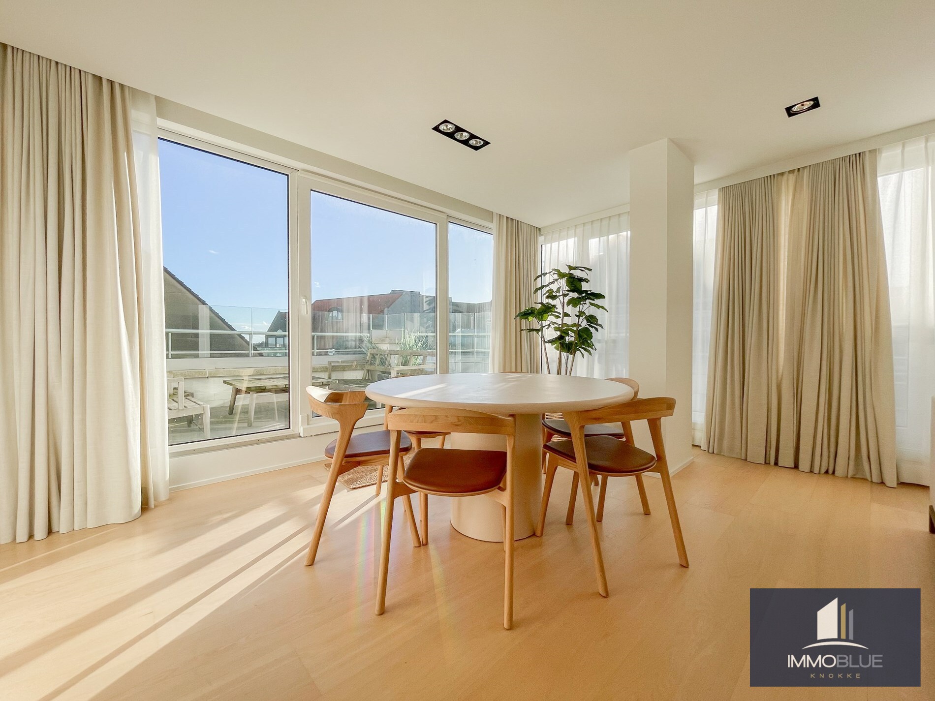 Appartement met zijdelings zeezicht en een ruim zuidwest gericht terras. 