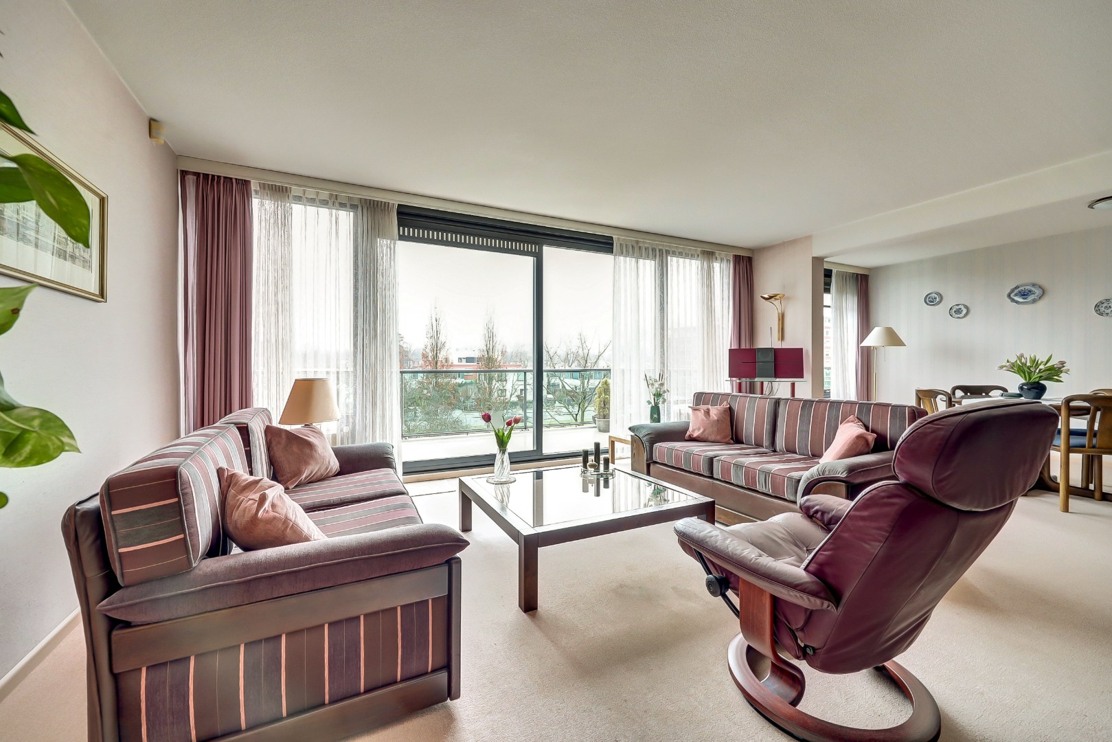 Licht en royaal 3-kamerappartement op de 2e etage met riant balkon en een garagebox in de onderbouw. 