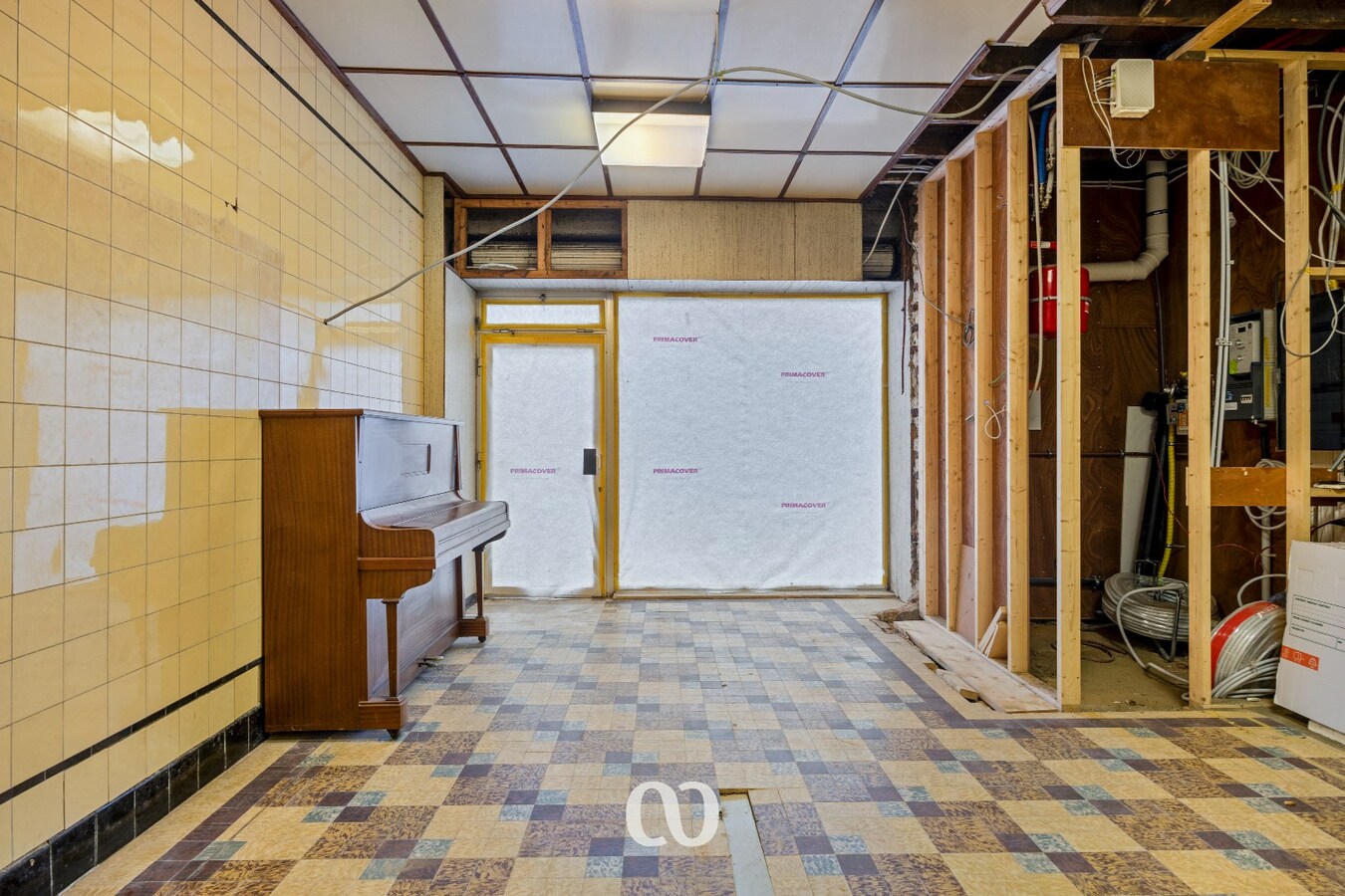 Gedeeltelijk gerenoveerde half open bebouwing met atelier 