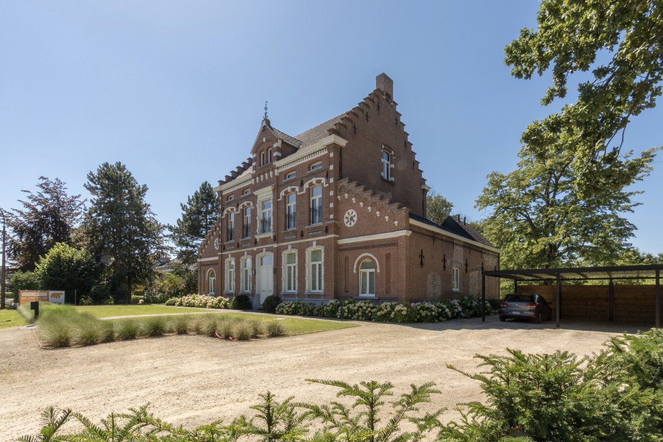 Gelijkvloers 3-slaapkamer villa-appartement met parktuin. 