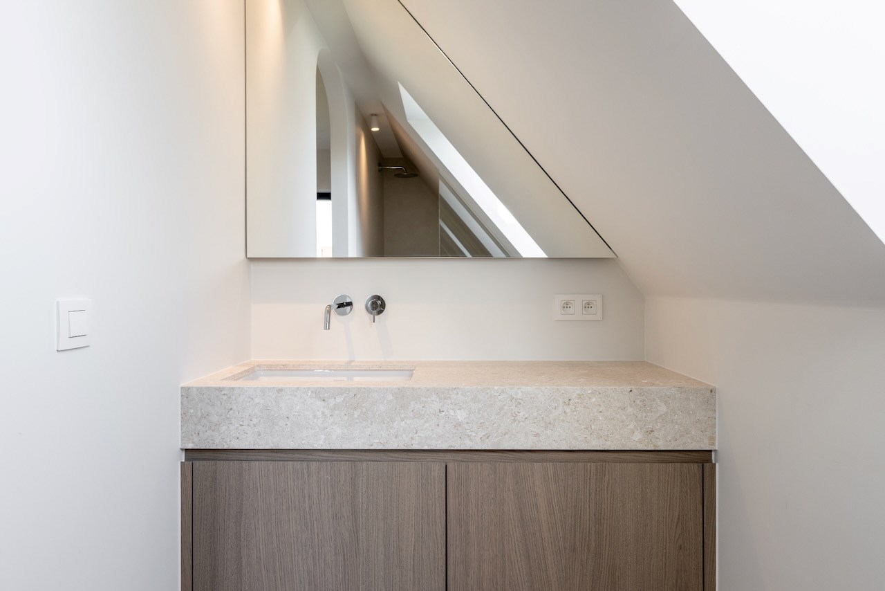 Cette magnifique maison individuelle rénovée avec une allée située dans un quartier calme à Knokke, offre tout ce dont vous avez besoin pour vivre confortablement. 