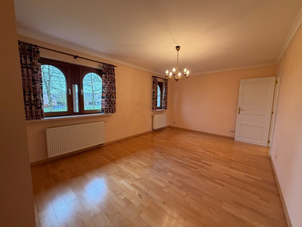 Ruime en rustig gelegen villa te Dikkelvenne. 