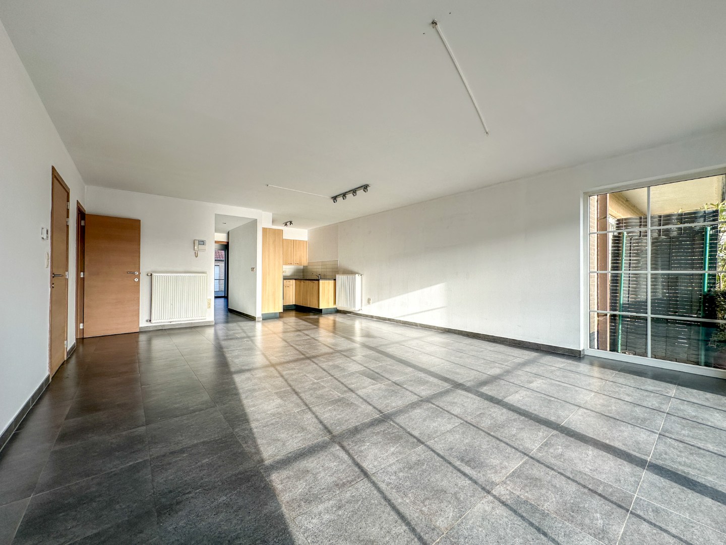 Lichtrijk gelijkvloers appartement met 2 slpk, garage en autostandplaats 