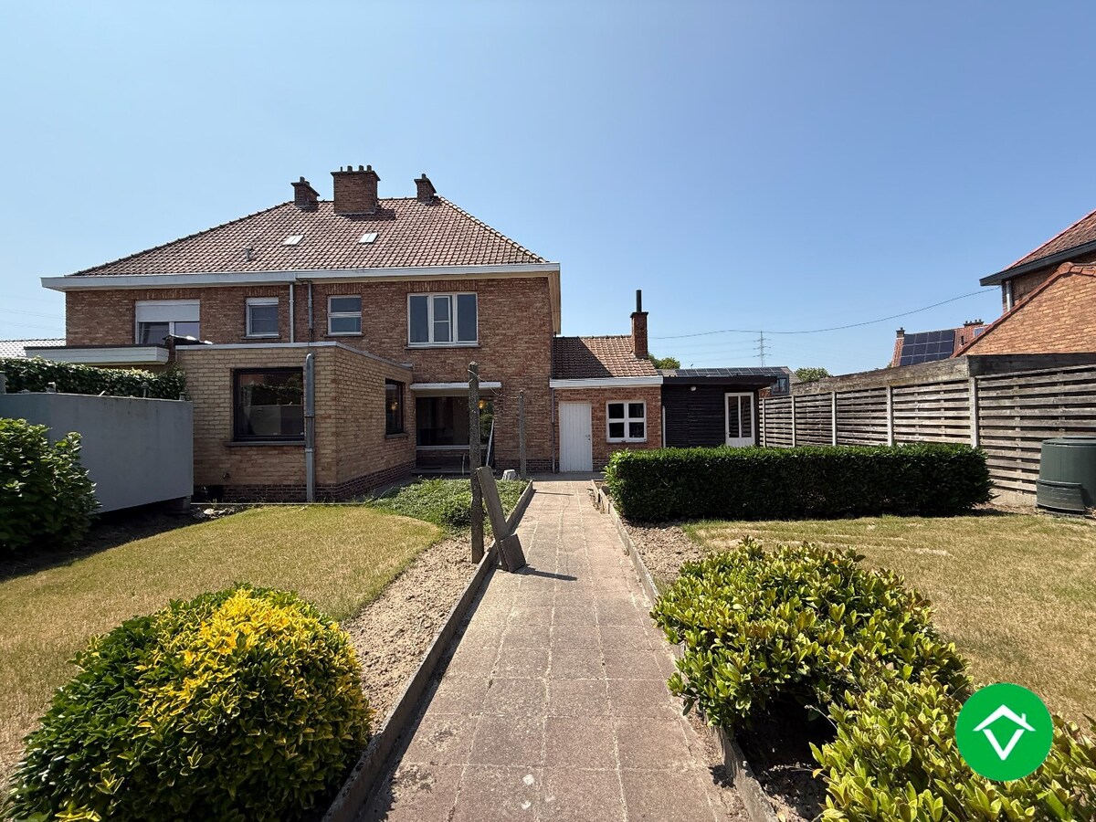 Stevige woning met 3 slaapkamers, tuin en garage in een rustige wijk te Rumbeke 