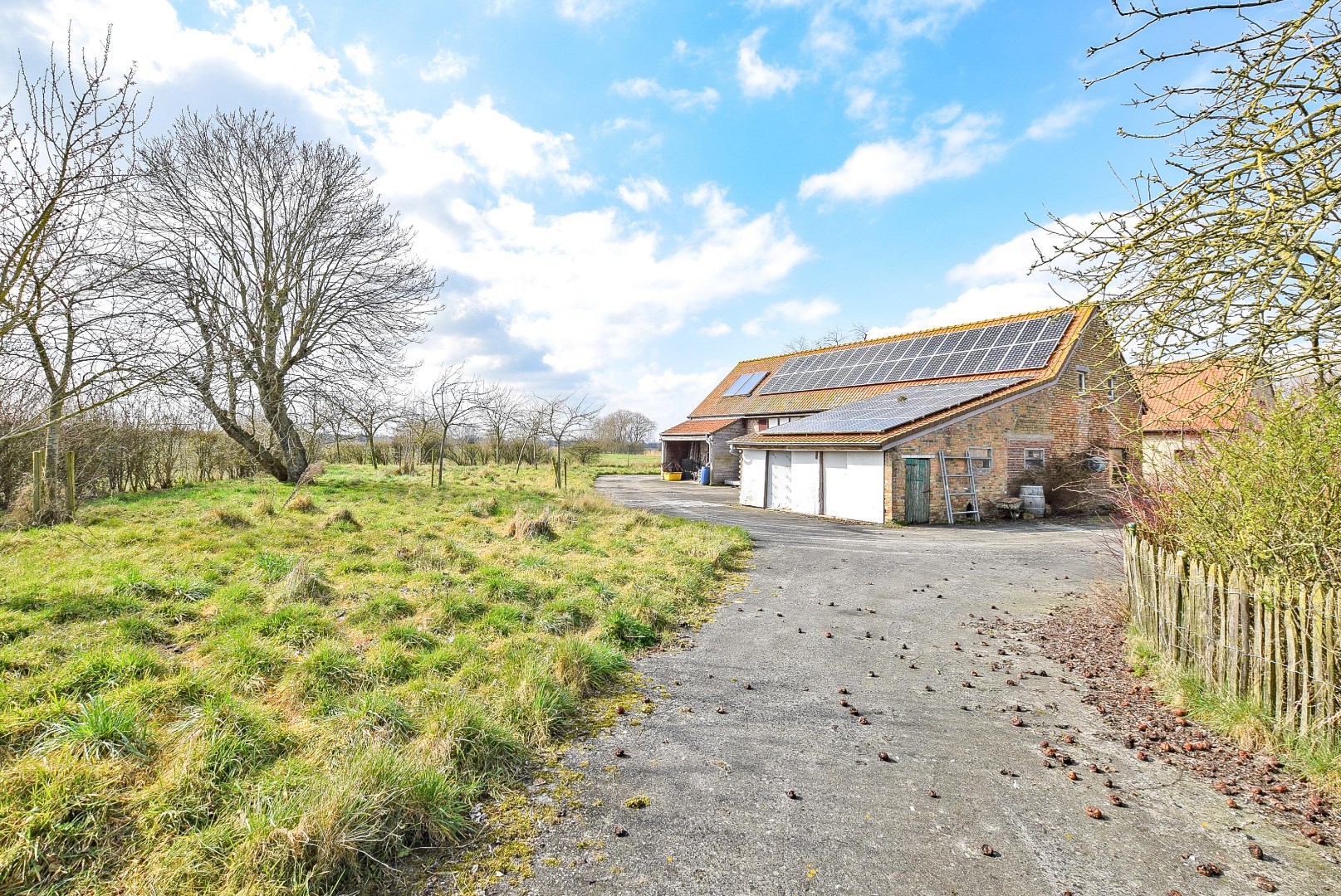 Uniek gelegen landhuis op 4334 m² gelegen te Diksmuide. 