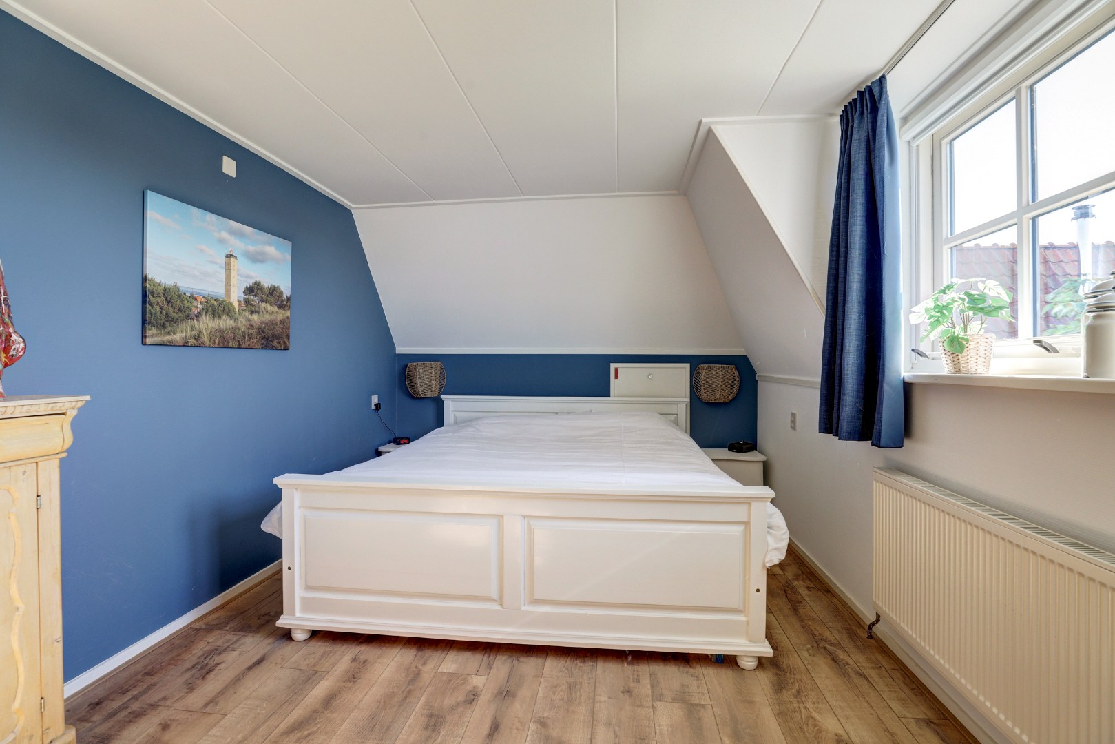 Vrijstaande woning met diepe zonnige tuin, overkapping en royale bijgebouwen 