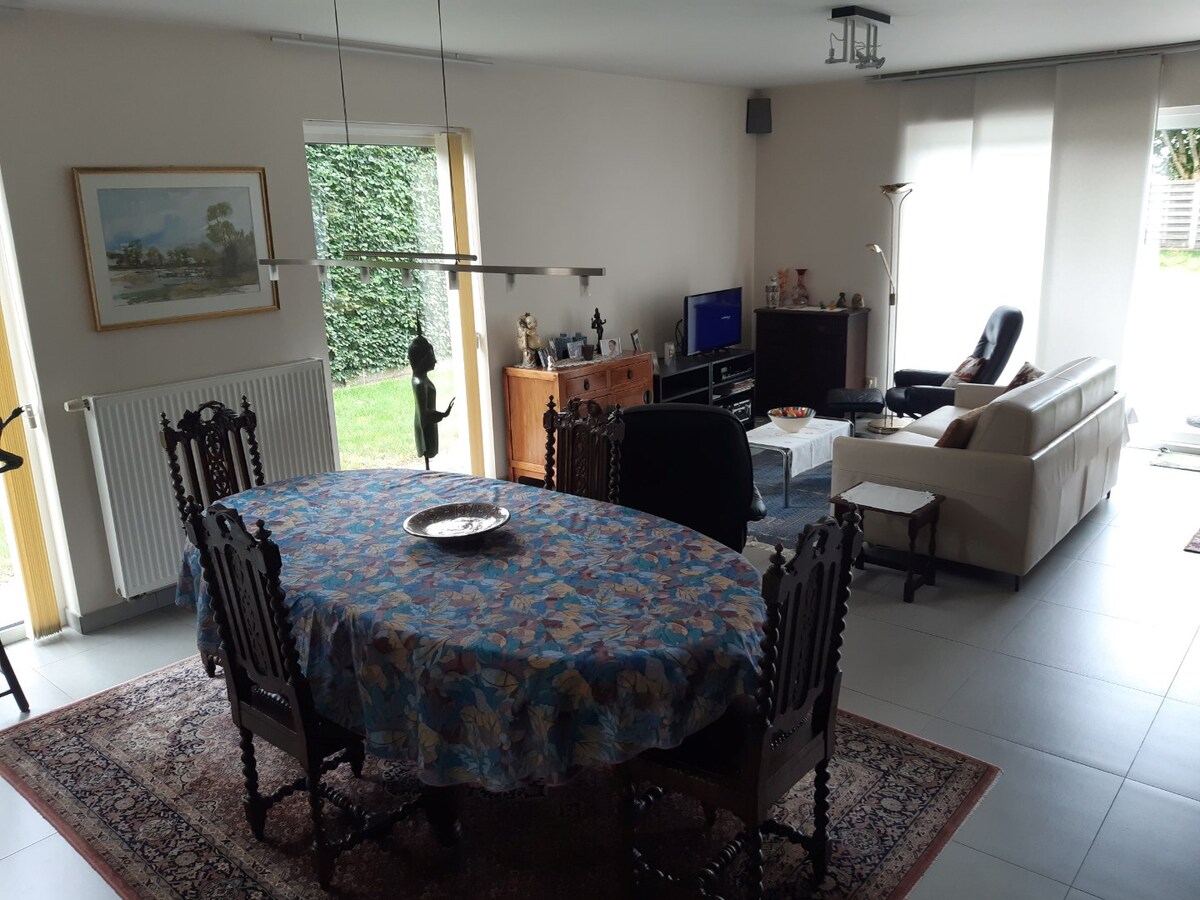 Recente, eigentijdse villa in doodlopende verkaveling ! 