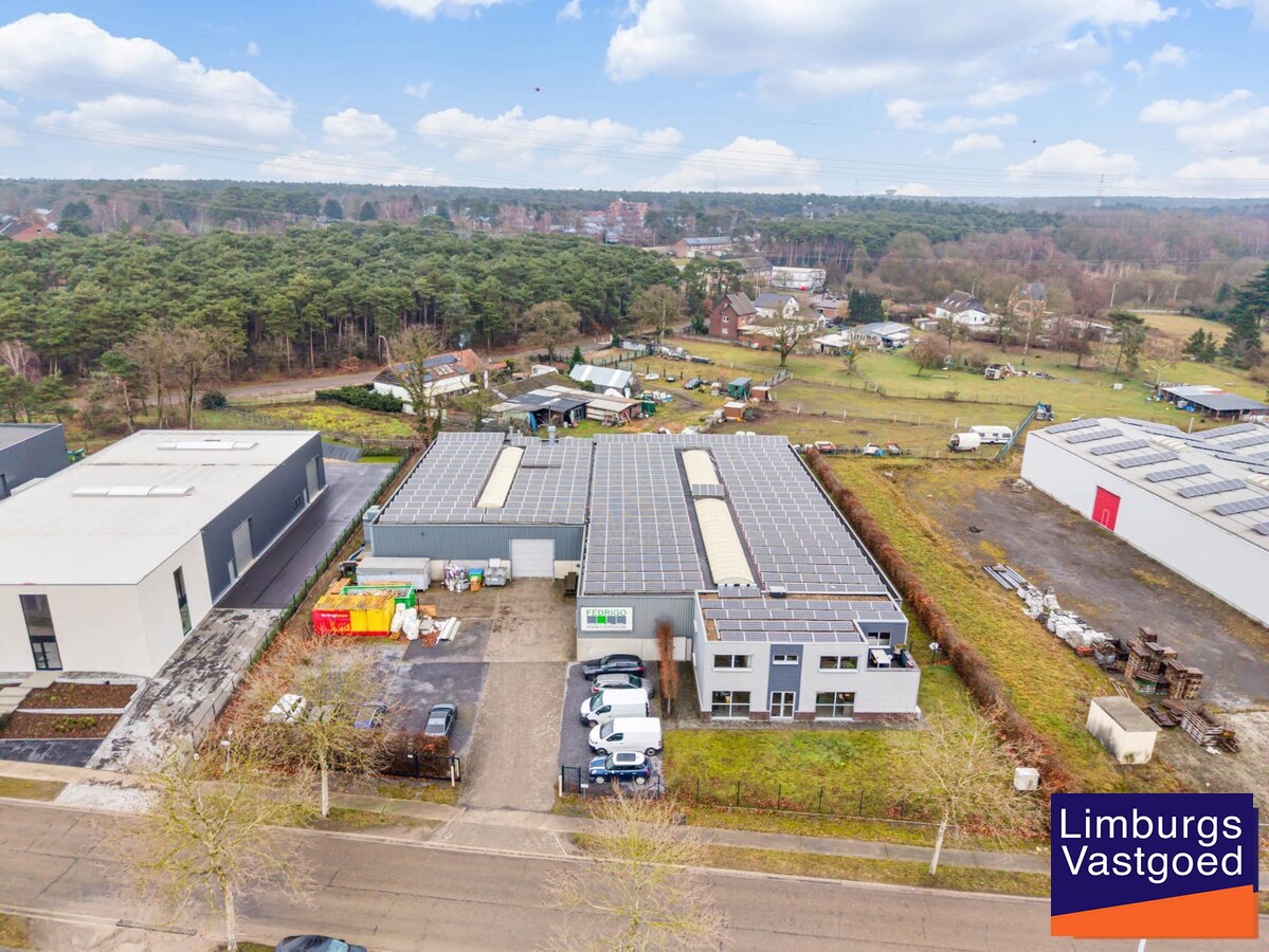 Industrieel gebouw, met woonst.1.696m², met kantoren 120m² + appartement 120m², Genk-Zuid 