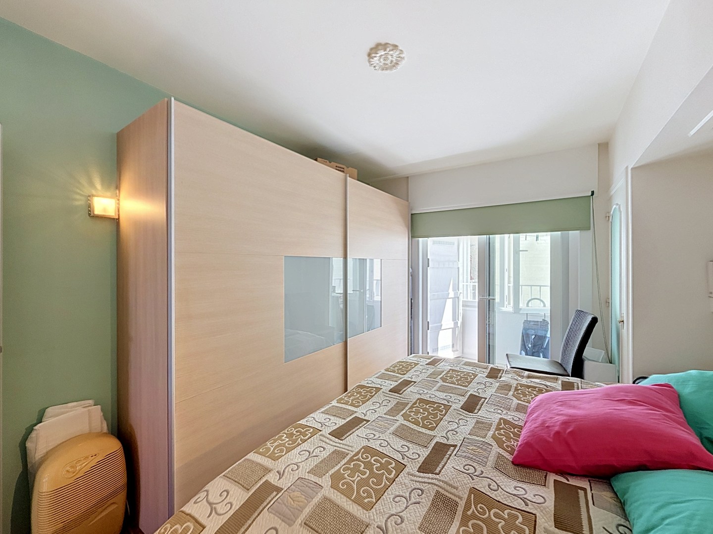 Prêt à emménager, appartement d'une chambre avec vue sur la mer. 