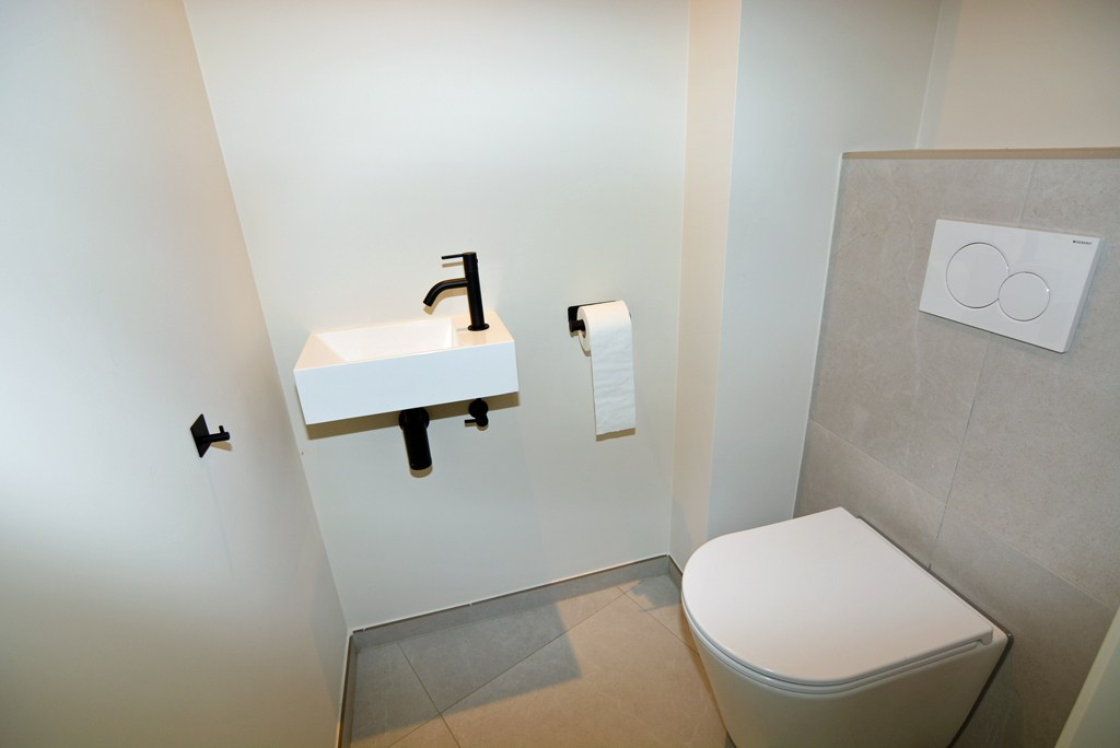 Gelijkvloers nieuwbouwappartement 124 m² met 2 slpk, tuintje en 2 autostandplaatsen. 