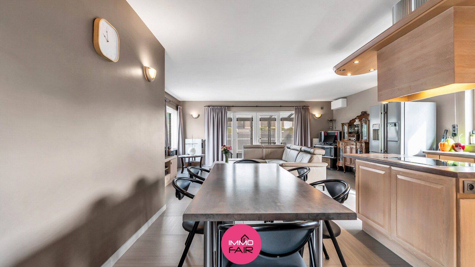 Instapklare bungalow met afzonderlijk garagegebouw 