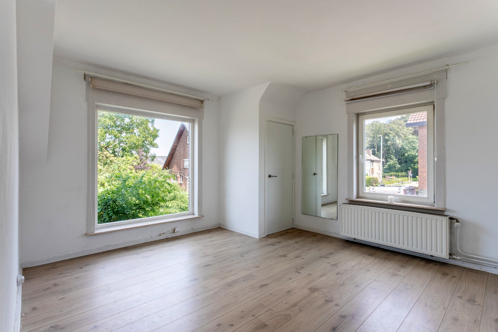 Ruime 4-gevelwoning met 4 slaapkamers, bureau, garage en tuin op 626 m² met bouwpotentieel in Halle 