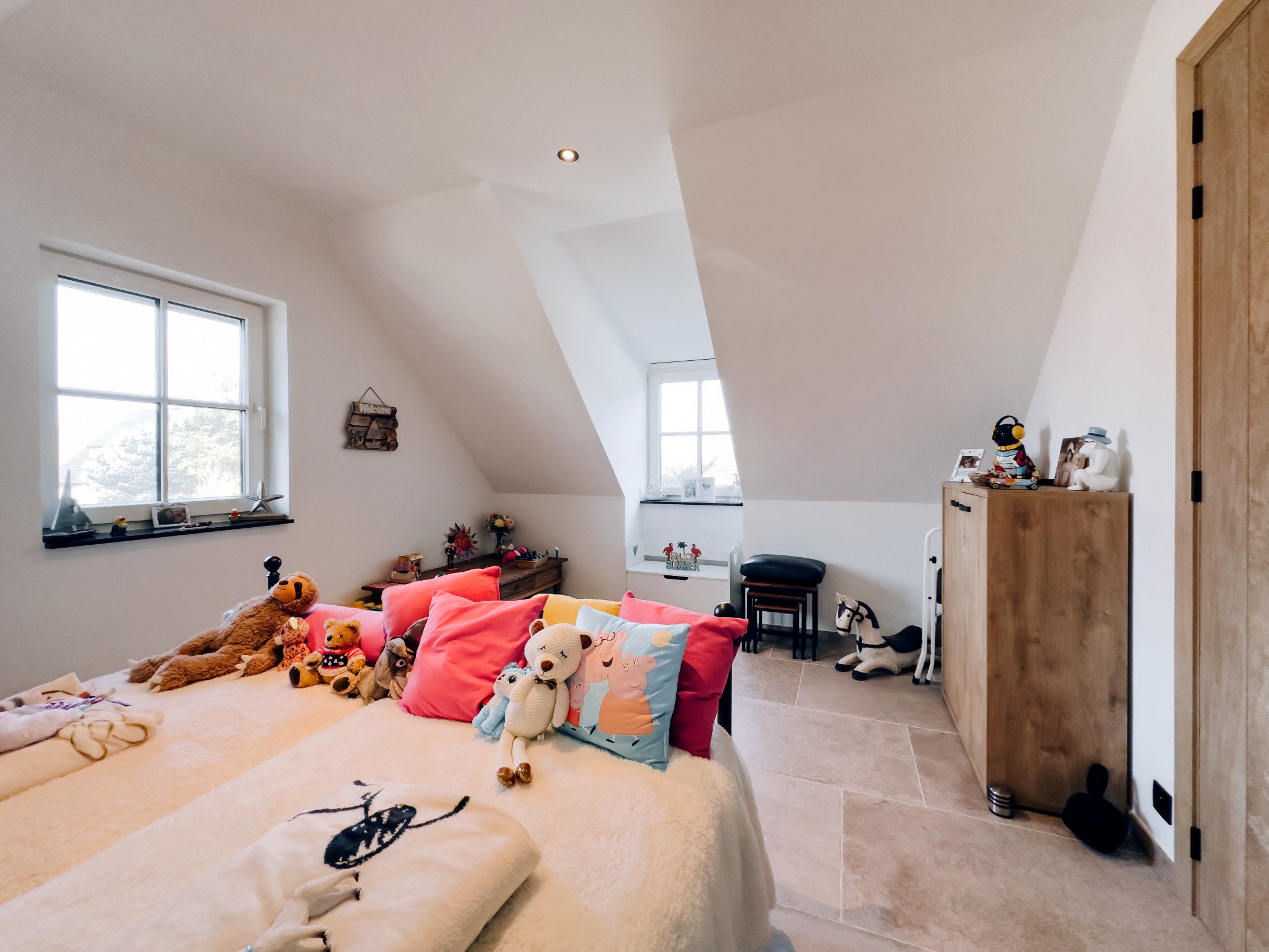 La villa récente de 2023 est située sur un terrain de 900 m², dans un havre de paix et de tranquillité. 