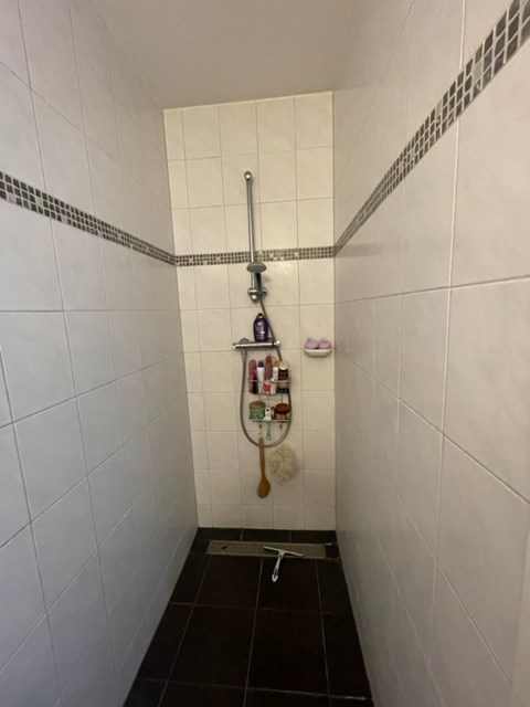 Sfeervol appartement met 2 slaapkamers, ruim terras en private autostaanplaats. 