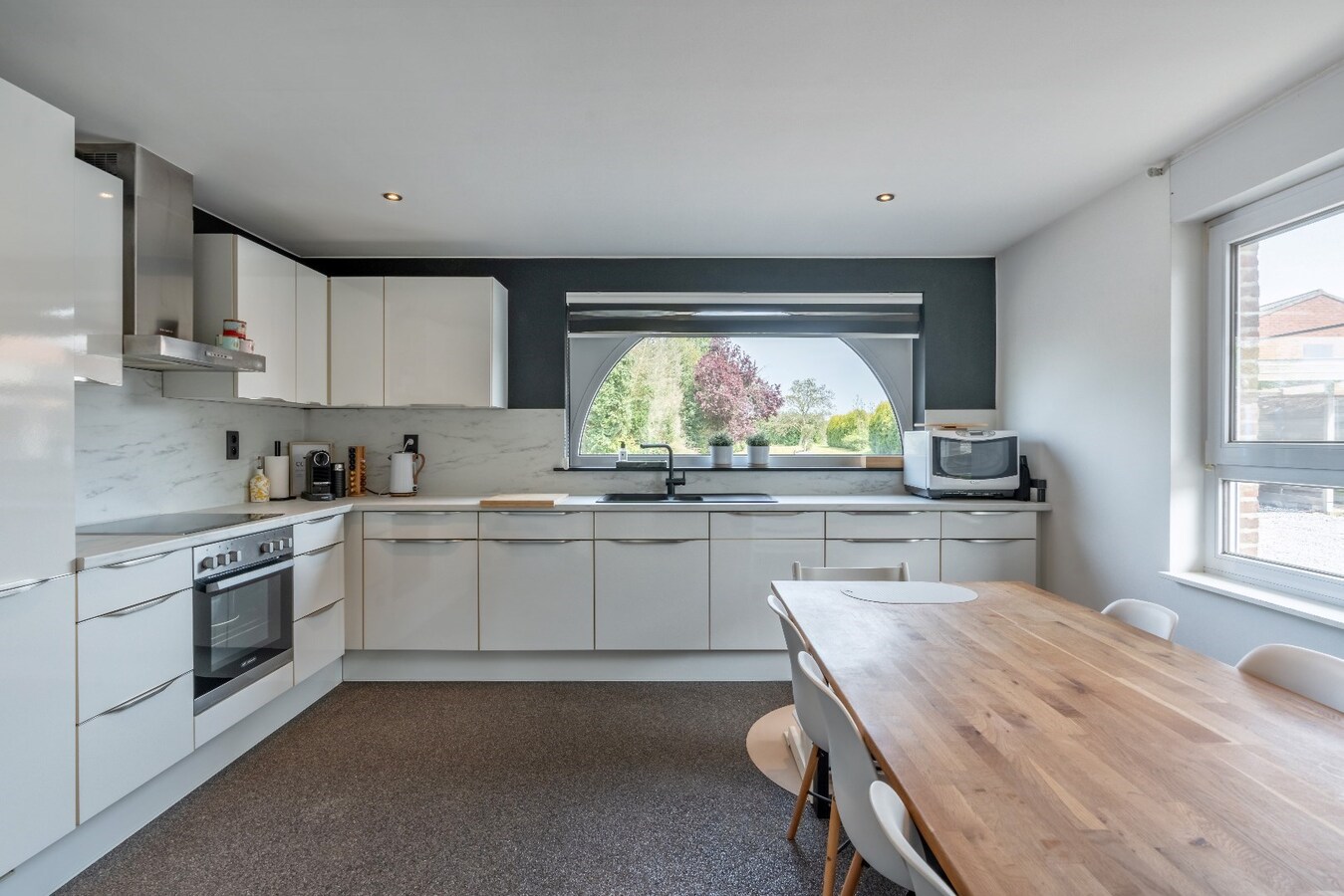 Ruime woning in Dorne(Maaseik) met 4 slaapkamers, gelegen op een uitzonderlijk ruim perceel. 