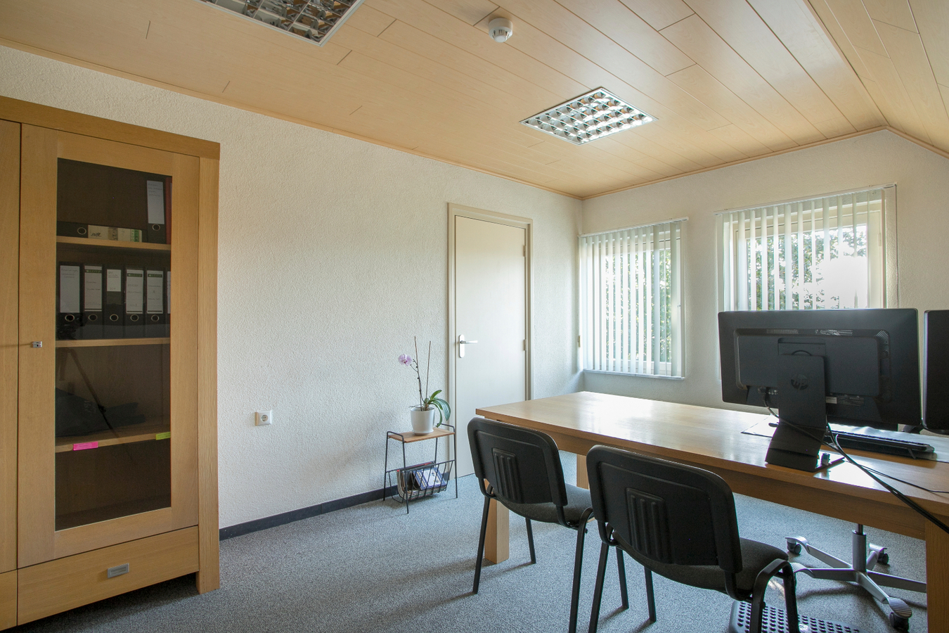 Deze vrijstaande woning met bedrijfsgebouwen staan aan de rand van Reusel tegen het bedrijventerrein. 