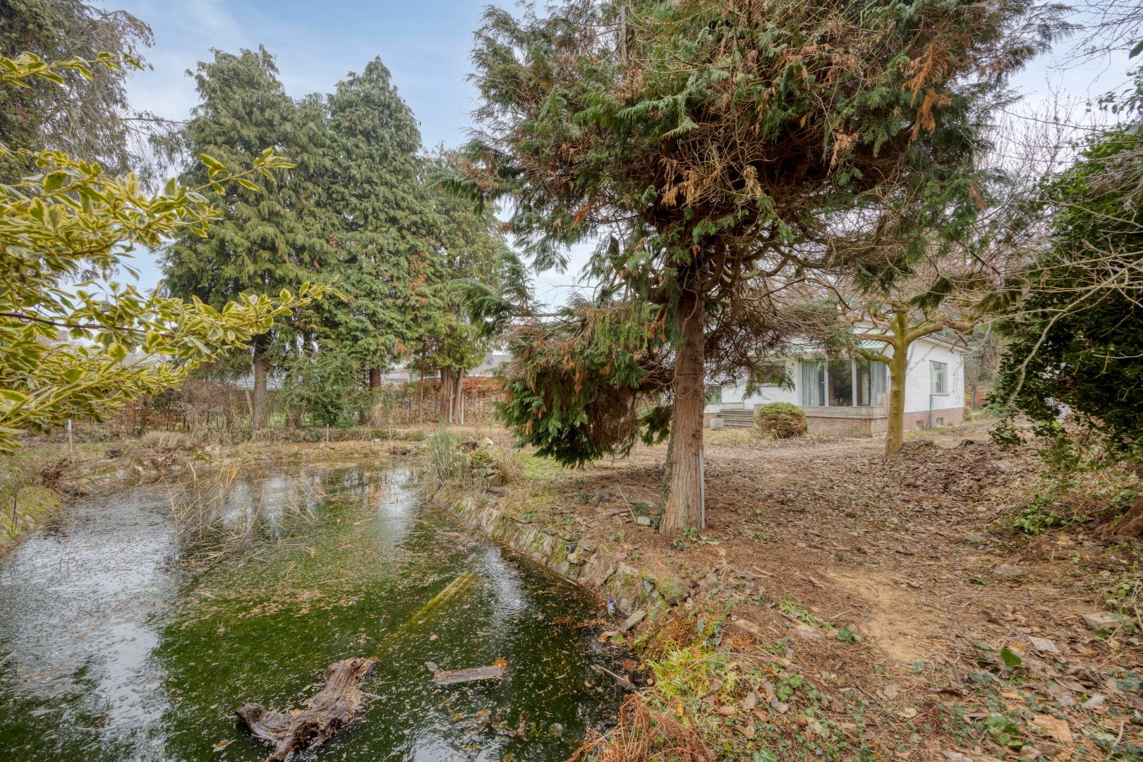 Open bebouwing met 3 slaapkamers, ruime garage op een perceel van 9a 62ca– EPC 596 kWh/m² - bewoonbare opp. 218 m² 