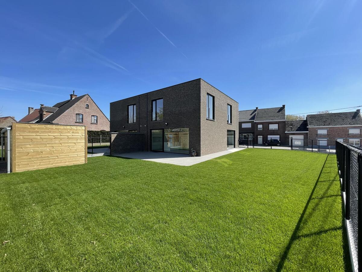 Halfopen bebouwing met exclusieve afwerkingsgraard 