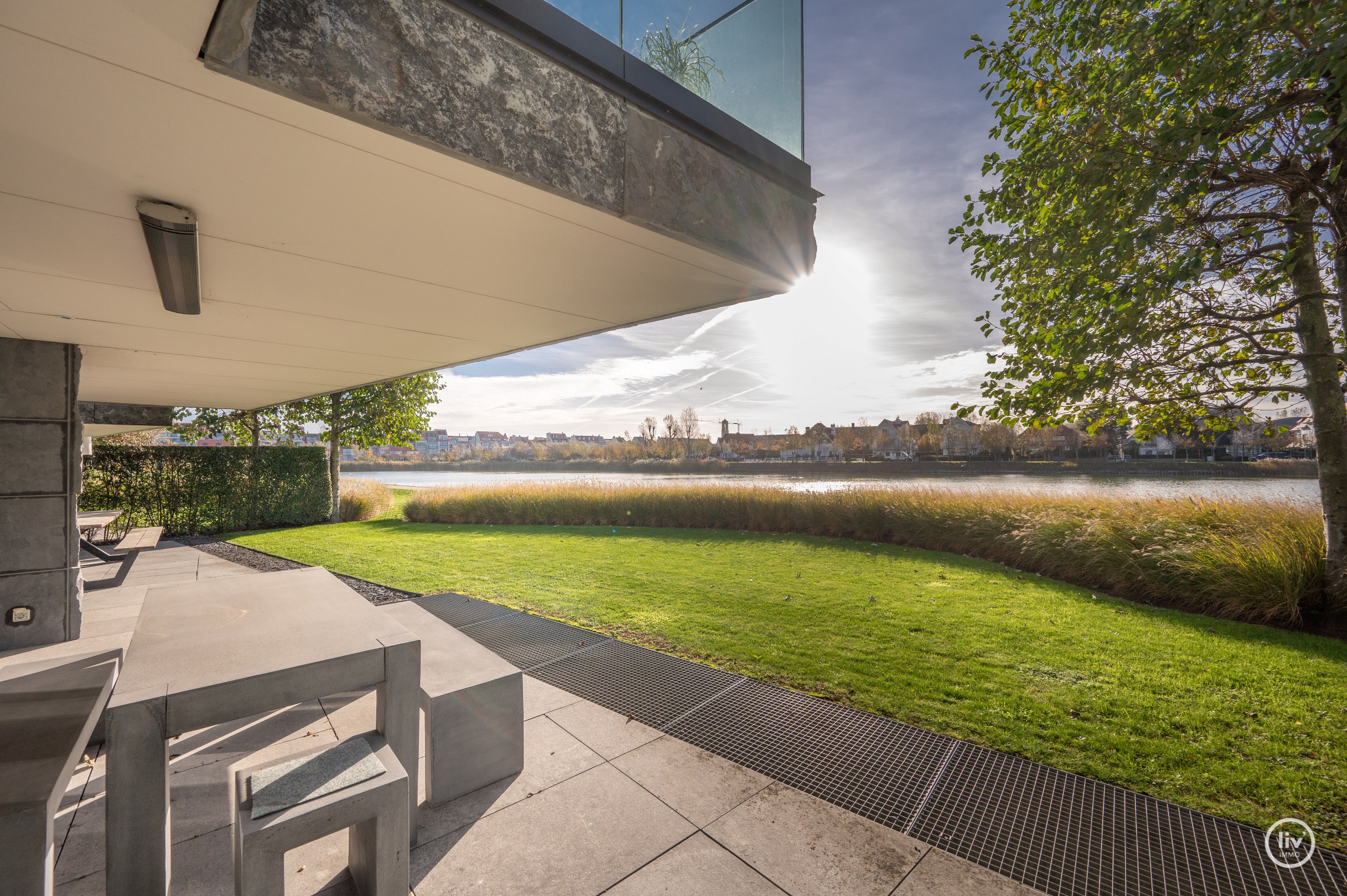 Breed en luxueus afgewerkt tuinappartement met wijde zichten op het meer. 