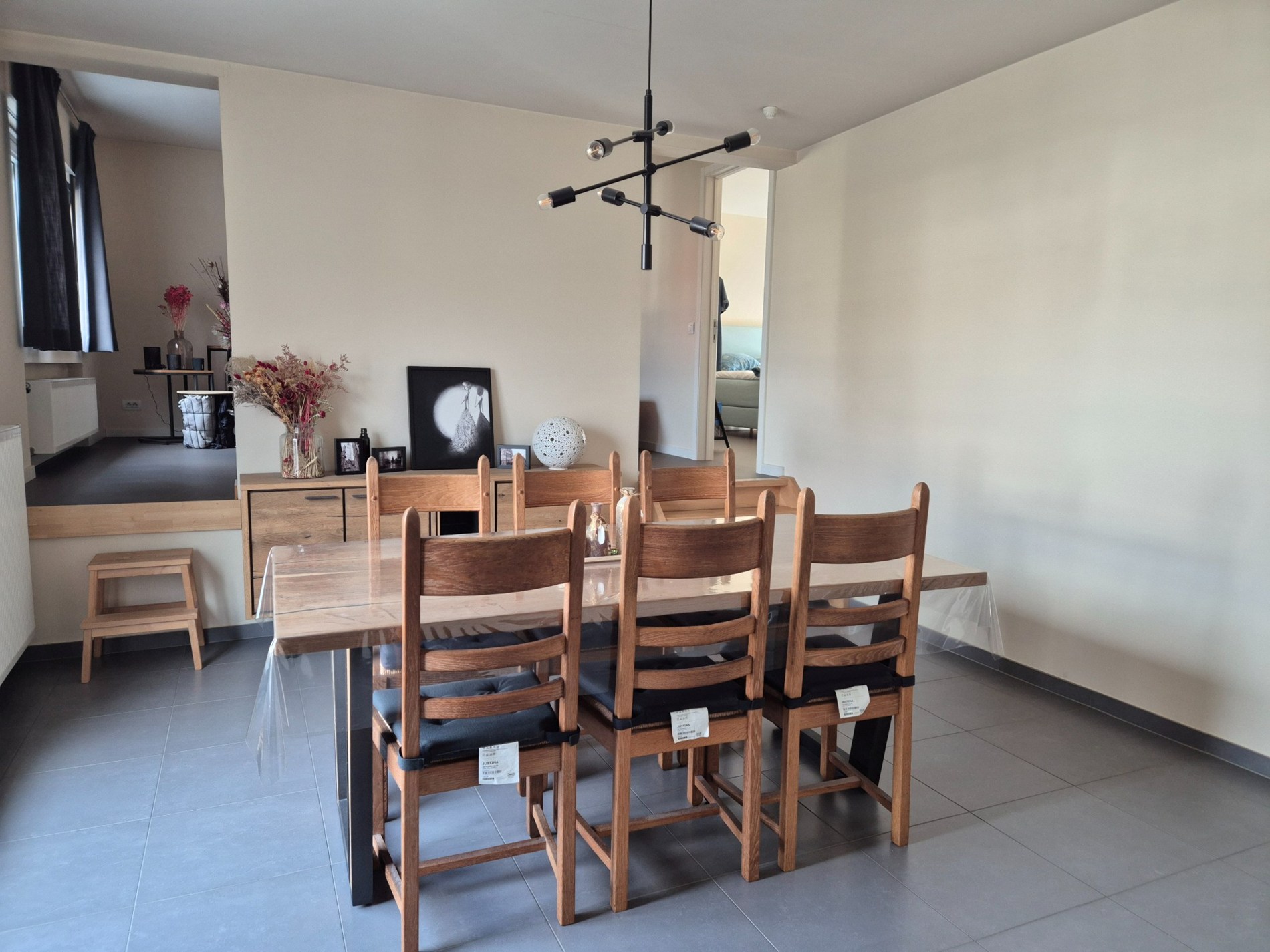 Appartement op eerste verdieping met groot terras. 