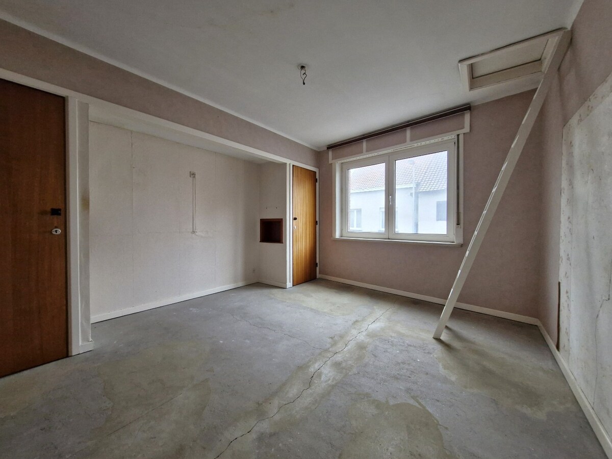 Te renoveren volumineuze gezinswoning met diepe garage in het hart van Knokke. 