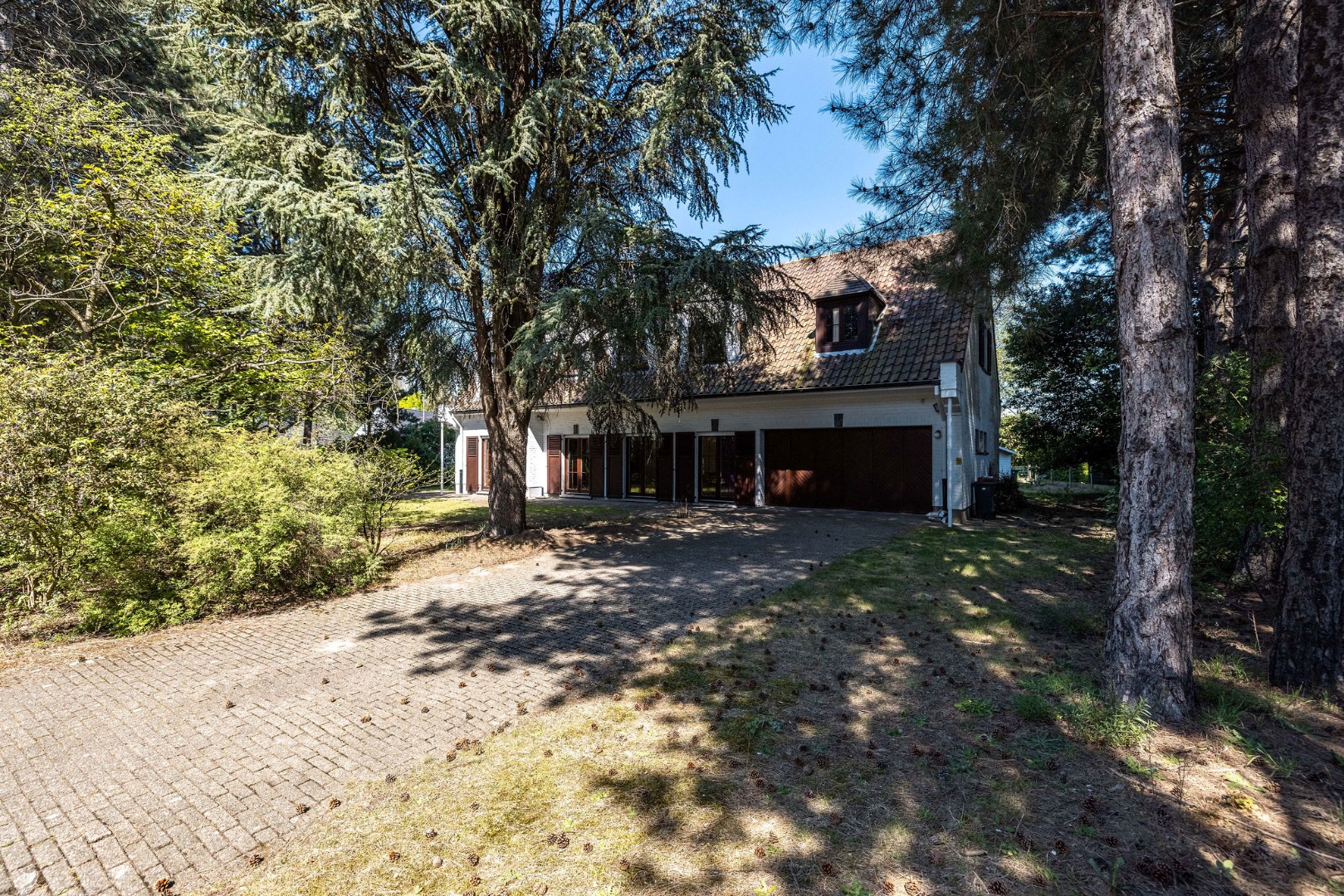 Karaktervolle villa met royale volumes op perceel van 1100m2 nabij de E40 