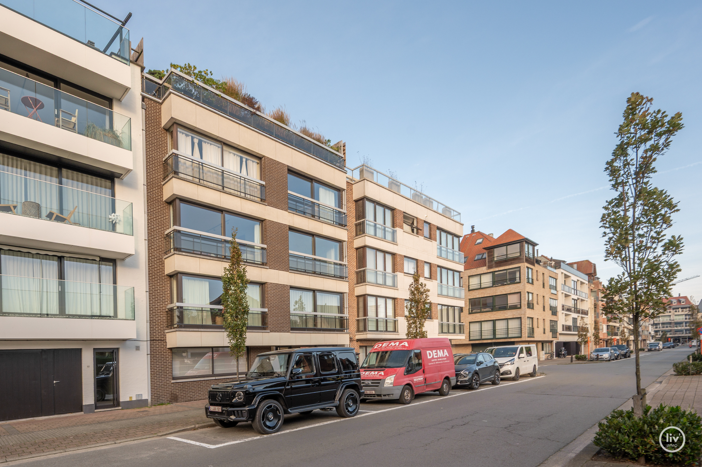 Voici la traduction en français :Appartement lumineux et également en penthouse, idéalement situé entre le Zoute et le centre commercial (possibilité d'acquérir une place de garage à proximité de l'ap 