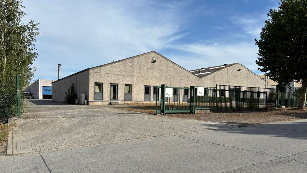 Bedrijfsgebouw met laadkades en kantoren te koop in Ronse